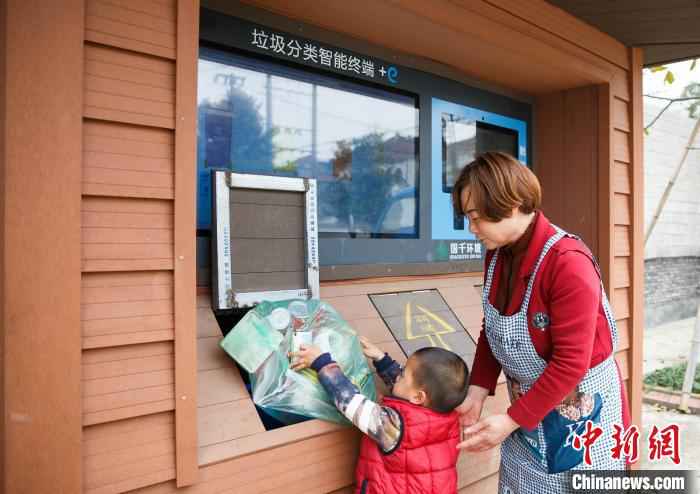 安吉垃圾分类智能终端 张卉 摄