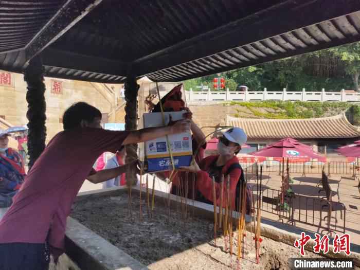 台湾黑面三妈分灵座驾回到湄洲岛。　周建国 摄