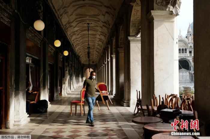 当地时间5月18日，意大利威尼斯圣马可广场一家餐厅在为重新开放做准备。