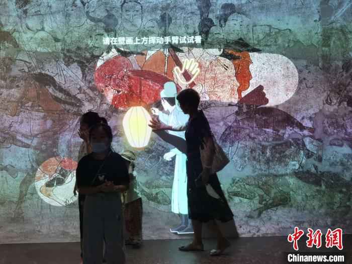 观众参观“壁画的平行世界——狄仁杰带你探北朝”展览。　胡健　摄