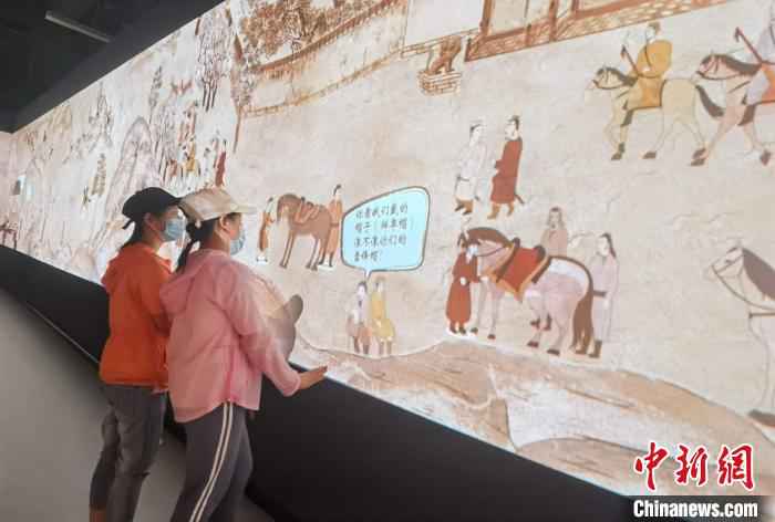 观众参观“壁画的平行世界——狄仁杰带你探北朝”展览。　胡健 摄