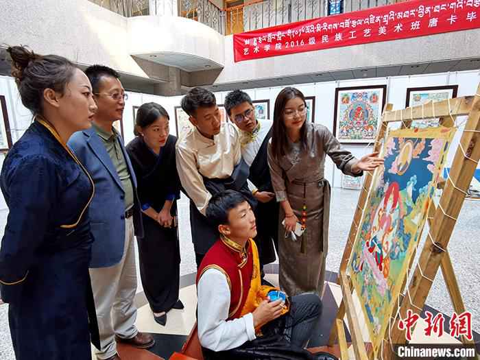 6月18日，西宁，青海民族大学艺术学院民族工艺美术(唐卡)班毕业生分享唐卡绘画技巧。
/p中新社记者 张添福 摄