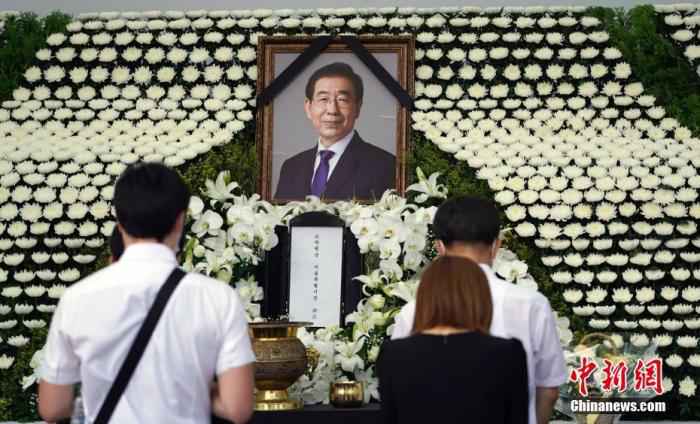 当地时间7月11日，韩国首尔市政府大楼外搭建焚香所供民众吊唁已故首尔市长朴元淳。朴元淳女儿9日报警称父亲失联，10日凌晨警方发现朴元淳遗体。/p中新社发 曾鼐 摄