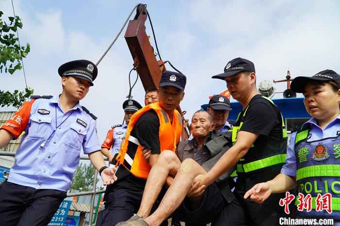 7月14日，江西九江市彭泽县棉船镇被困民众安全转移。王昊阳 摄