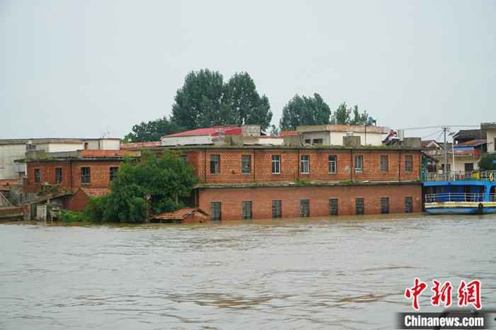 7月14日，洪水围困下的江西九江市彭泽县棉船镇。王昊阳 摄