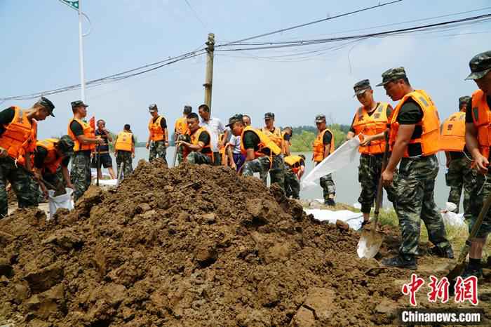 7月14日，武警九江支队官兵在棉船镇江心村抢险。王昊阳 摄