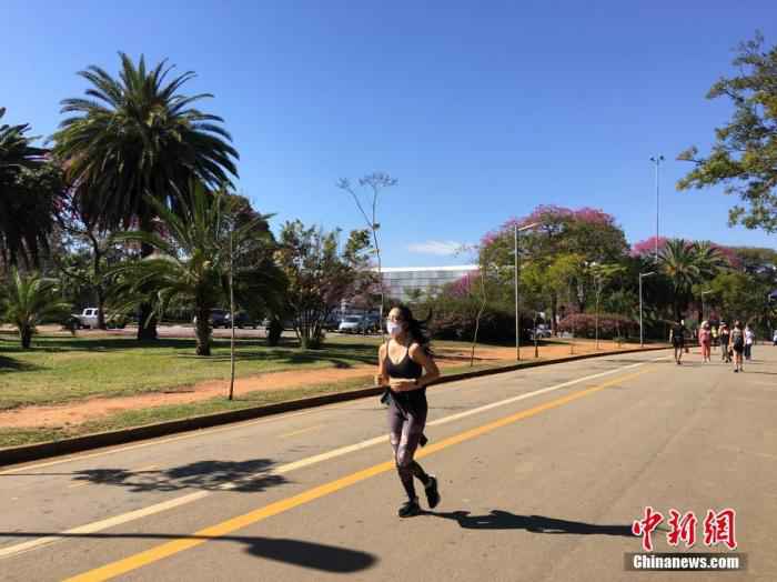 当地时间7月13日，在巴西圣保罗，一名女子在当地一公园跑步锻炼。当日，巴西最大城市圣保罗市允许符合卫生和防疫条件的公园在工作日恢复开放。
/p中新社记者 莫成雄 摄