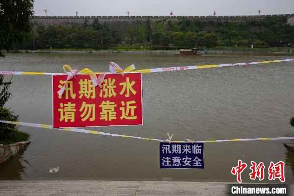 南京秦淮河中华门至雨花门段，通往亲水步道的通道挂起警示牌。　泱波 摄