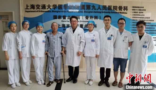 术后三天老人可拄拐下地，双腿长短基本恢复一致。　上海九院供图 摄