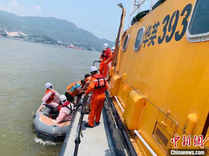 图为东海救助局救援人员将遇险船员转移至“华英393”艇。　张志波　摄