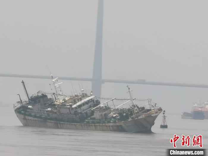 图为远洋渔船“福远渔876”轮在福州马尾青州大桥下游附近海域触礁搁浅。　张志波 摄