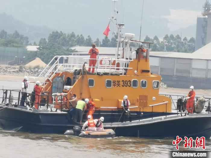 图为东海救助局救援人员将遇险船员转移至“华英393”艇。　张志波 摄