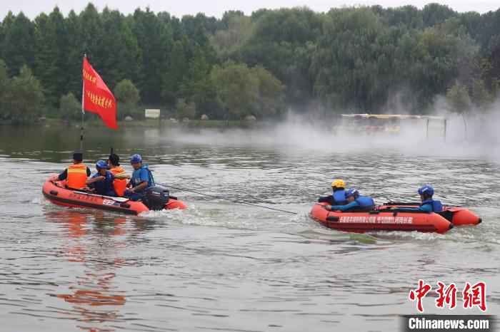 消防救援人员对船只及人员实施水中救援 郑州市中原区消防救援大队供图 摄