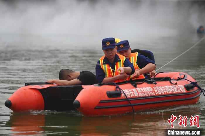 消防救援人员演练水中救援被困群众 郑州市中原区消防救援大队供图 摄