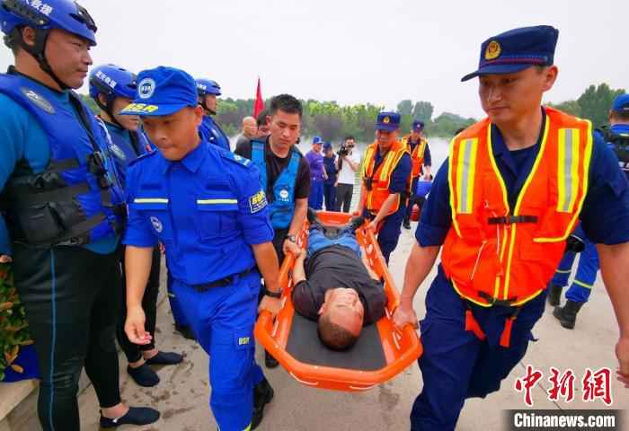 参演人员对“被困人员”进行急救 郑州市中原区消防救援大队供图 摄