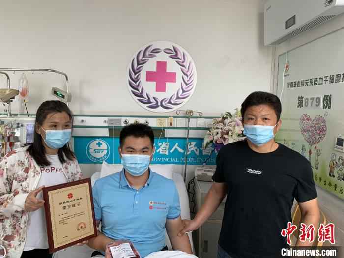 父母全程陪同志愿者李岳(中)完成造血干细胞捐献，以表支持。　毋浩 摄