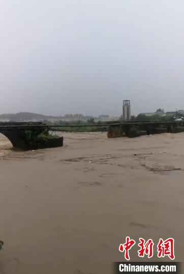 7月7日上午，黄山市屯溪老大桥被冲毁 张启飞 摄