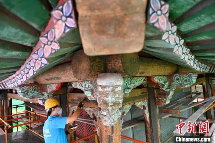 沈阳故宫古建筑油饰彩画保护修复二期工程正在进行。　于海洋 摄