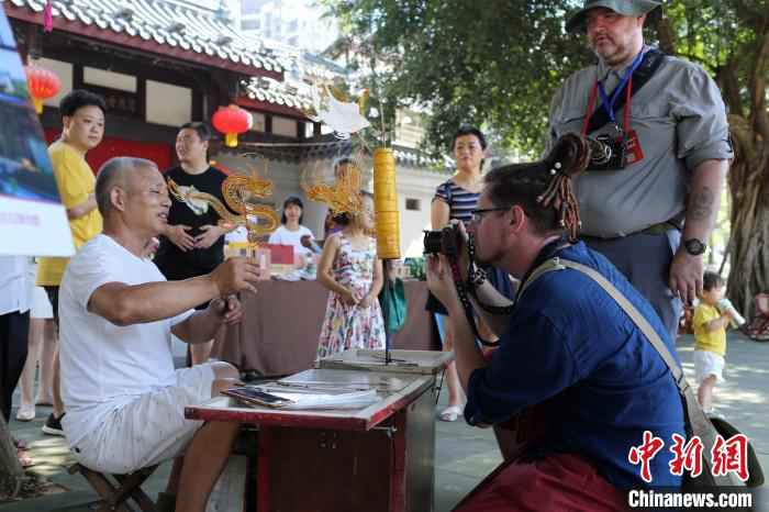 知名海内外摄影师走进隆昌。　王磊 摄