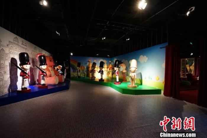 资料图：此前，《了不起的安徒生》经典童话展在武汉开幕。展览分为六大主题呈现，图为展厅内的小锡兵卡通形象 徐正刚 摄