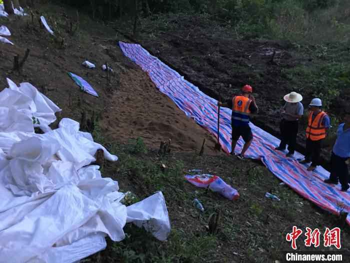 抢险人员处置险情 马芙蓉 摄