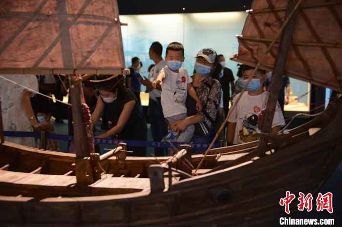 8月8日，小朋友参观“大海道--‘南海Ⅰ号’沉船与南宋海贸”展览。　刘文华 摄