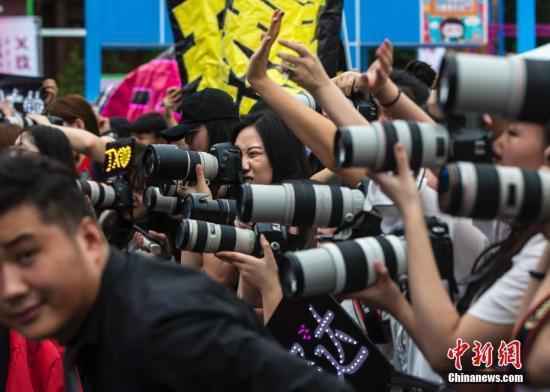 资料图：粉丝们在北京的一个粉丝嘉年华上架起长枪短炮拍摄偶像。/p中新社记者 刘关关 摄 图文不相关