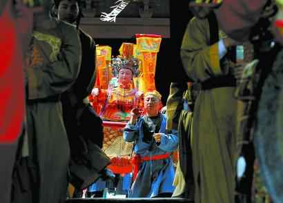 农历三月二十三是妈祖诞辰纪念日，人们在南京天妃宫景区举行的妈祖庙会上抬着妈祖神像巡游。 新华社发