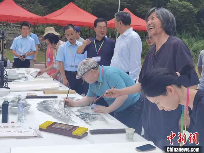 连日来，应邀参加2020年“交响丝路·问道崆峒”平凉崆峒文化旅游节的书画家们在庄浪开展采风写生活动。　崔琳 摄