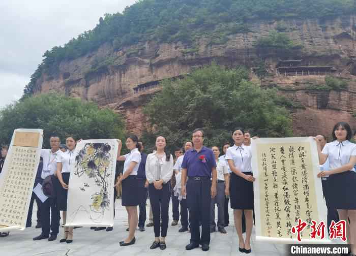 图为书画家们在庄浪县云崖寺捐赠书画作品。　崔琳 摄