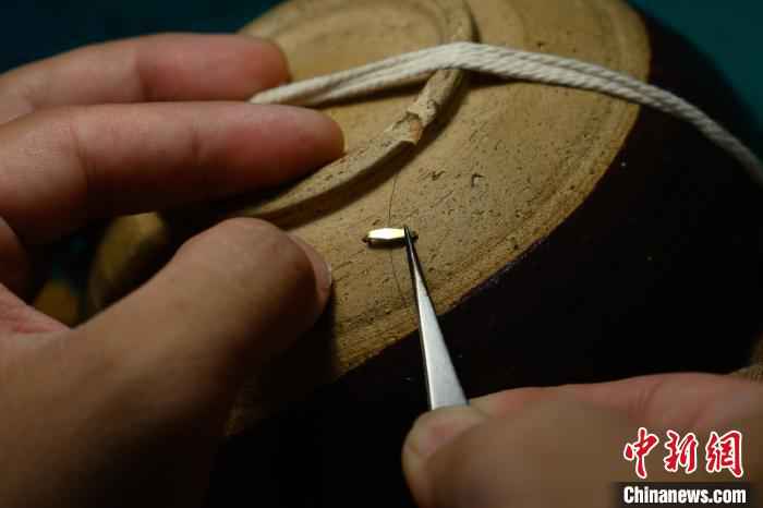 锔瓷重在锔钉，钉的尺寸、形状等取决于被修复物件的大小和胎壁厚薄，随物赋形。　韦亮 摄