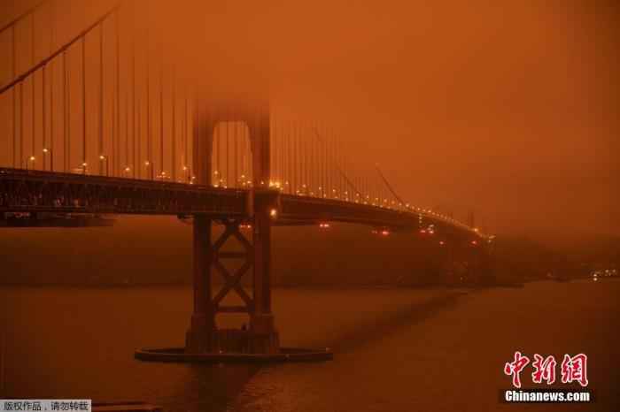 美国加州地区正在经历其有史以来最严重的山火季节，大火甚至蔓延到了华盛顿州及俄勒冈州。近日，大火所产生的烟雾遮盖住了整个旧金山湾区和北加州大部分地区的上空，使整片天空都变成了橘黄色。图为当地时间9日烟雾笼罩在旧金山湾区上空。