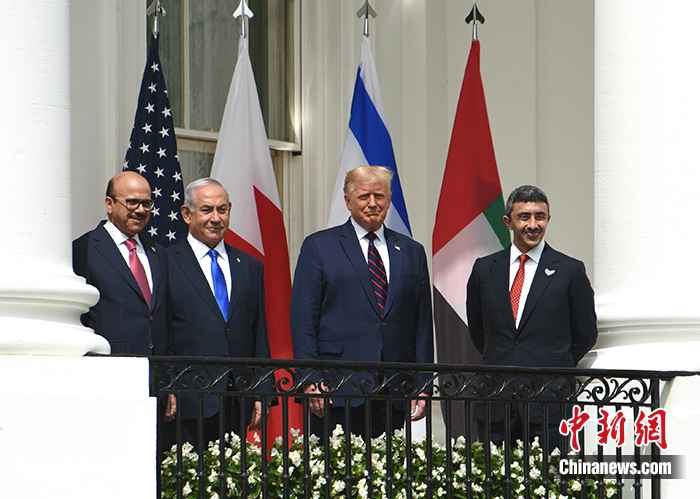 当地时间9月15日，以色列与阿联酋、巴林在美国首都华盛顿签署关系正常化协议。图为巴林外交大臣扎耶尼、以色列总理内塔尼亚胡、美国总统特朗普、阿联酋外交与国际合作部长阿卜杜拉（左至右）在白宫出席协议签署仪式。
/p中新社记者 陈孟统 摄