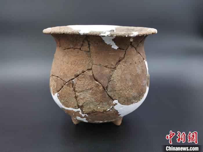 图为出土的北辛文化陶器。受访者供图