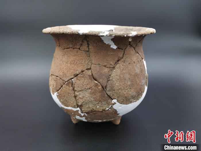 图为出土的北辛文化陶器。受访者供图