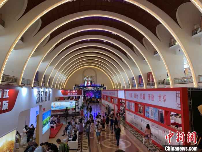 8月12日，2020上海书展暨“书香中国”上海周拉开帷幕。　周卓傲 摄