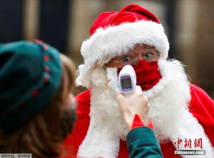 资料图：当地时间8月24日，英国伦敦，培训圣诞老人的课程在南华克大教堂举办，前来参加培训的圣诞老人们需要进行体温检测，上课全程佩戴口罩。