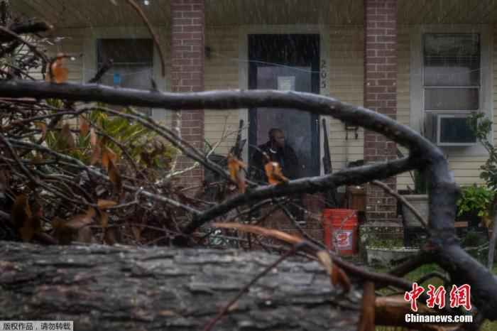 当地时间10月10日，美国路易斯安那州查尔斯湖的居民遭受飓风“德尔塔”袭击，树木倒塌压在房屋上，不少居民选择撤离。美国2020年的飓风季持续发威，当局警告，“德尔塔”的阵风时速为每小时115英里以上，抵达内陆后有机会将海水冲上3米高。查尔斯湖镇镇长亨特指出，虽然“劳拉”飓风的袭击至今已过六周，目前仍有数千人的家园被破坏后还尚未重建，有些人甚至没有避难所可去，只能先暂时居住在饭店，躲避下一波飓风的来袭。