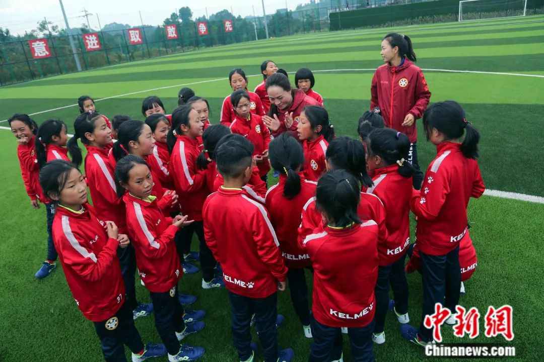 全国首支彝族女子足球队诞生 深入大凉山选拔好苗子
