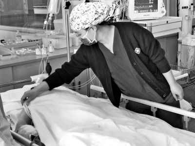 河南一护士被病人咬手臂强忍2分钟 她说“不怪他”
