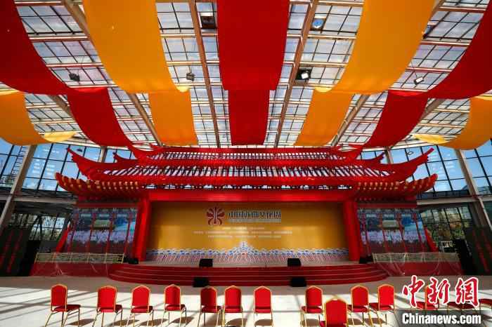 2020(第四届)中国戏曲文化周主场活动将于10月23日至29日在北京园博园举行。图为由玻璃花房改建而成的阳光剧场静待戏曲文化周开启。　富田 摄