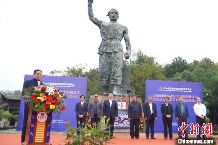 10月21日，景德镇古窑将历代窑炉营造图纸资料捐赠给景德镇陶瓷大学。　王昊阳　摄