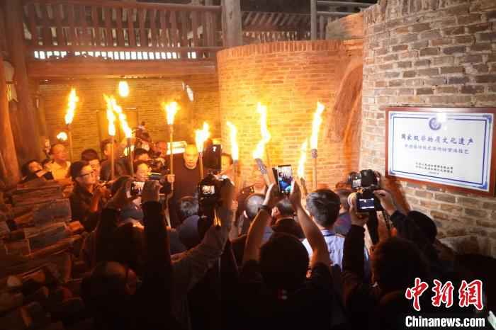 10月21日，景德镇古窑景区举办明代葫芦窑点火复烧活动。　王昊阳 摄