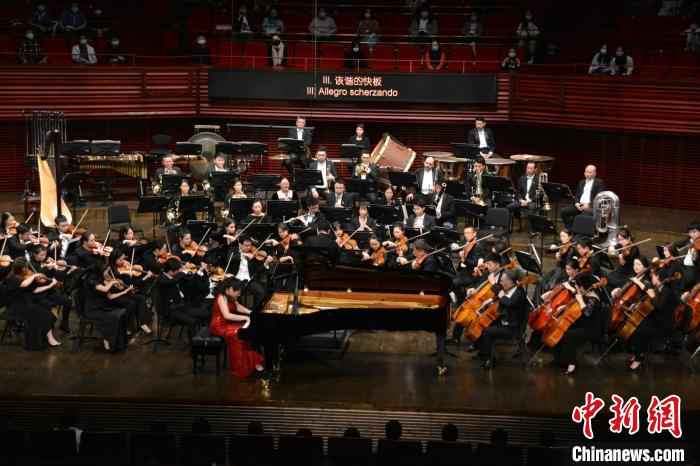 出生于深圳的新生代青年钢琴家罗维在演奏中。深圳市群众文化学会 供图