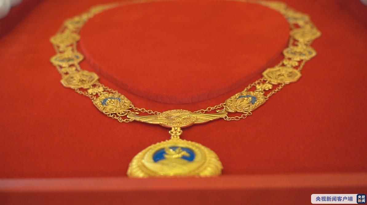 习近平为柬埔寨太后莫尼列举行中华人民共和国“友谊勋章”颁授仪式