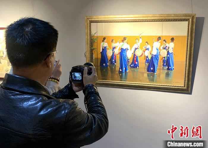 许多朝鲜现当代最具影响力的大师级艺术作品现身画展，吸引民众驻足拍照。王景巍 摄