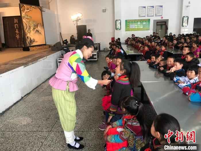 中国儿艺演员和小朋友们互动 中国儿艺供图