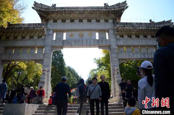 10月24日，济南千佛山“九九”重阳山会在千佛山景区重新启幕。　郝学娟 摄