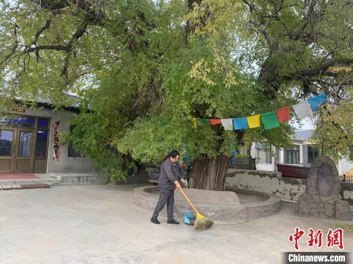 图为白秀花送走了中午前来就餐的客人，正在农家乐院子里打扫。　奥蓝 摄