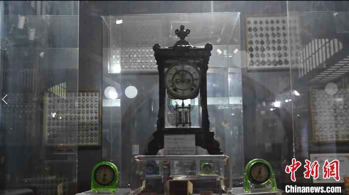 清代中国匠人制作的苏式座钟、法国十八世纪产皮套钟、英国制表人签名的定制挂钟……在济南市一钟表博物馆内，2800余件“时间藏品”跨越3个世纪，见证了中外钟表发展历程，构筑起时间艺术长廊。　郝学娟 摄